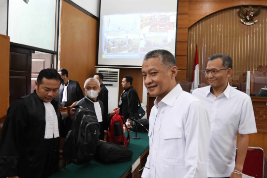 Senyum Terdakwa Hendra dan Agus di Sidang Kasus Merintangi Penyidikan