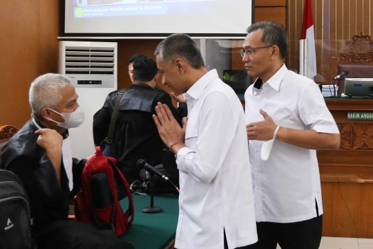 Senyum Terdakwa Hendra dan Agus di Sidang Kasus Merintangi Penyidikan