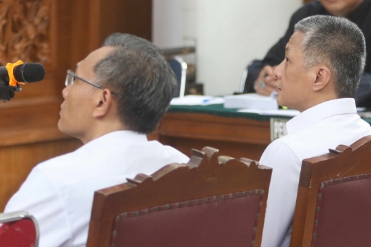 Senyum Terdakwa Hendra dan Agus di Sidang Kasus Merintangi Penyidikan