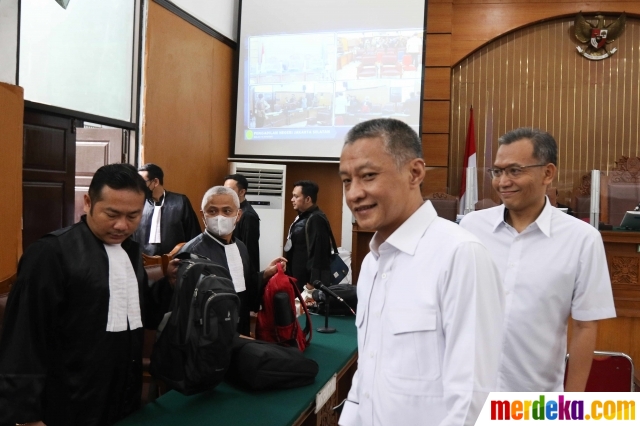 Foto : Senyum Terdakwa Hendra dan Agus di Sidang Kasus Merintangi Penyidikan