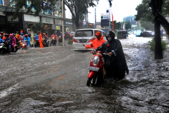 Dua Jam Diguyur Hujan Deras, Jalan Raya Kemang Kembali Banjir