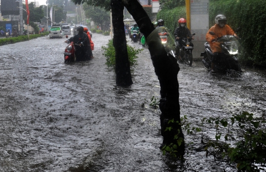 Dua Jam Diguyur Hujan Deras, Jalan Raya Kemang Kembali Banjir