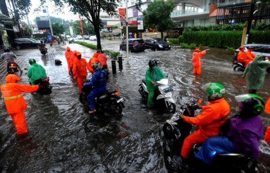 Dua Jam Diguyur Hujan Deras, Jalan Raya Kemang Kembali Banjir