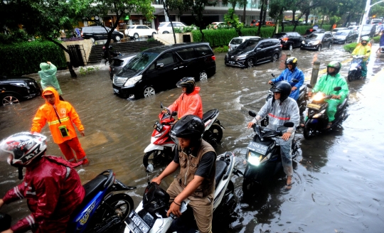 Dua Jam Diguyur Hujan Deras, Jalan Raya Kemang Kembali Banjir