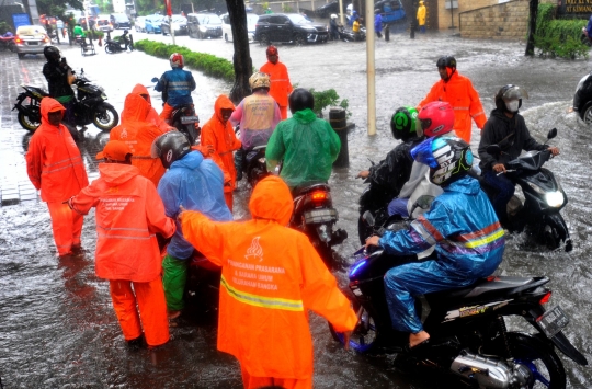 Dua Jam Diguyur Hujan Deras, Jalan Raya Kemang Kembali Banjir