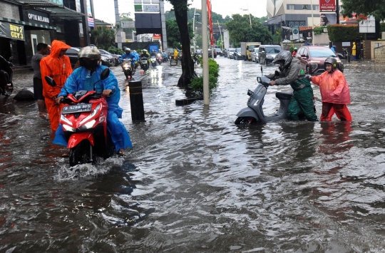 Dua Jam Diguyur Hujan Deras, Jalan Raya Kemang Kembali Banjir