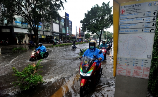 Dua Jam Diguyur Hujan Deras, Jalan Raya Kemang Kembali Banjir