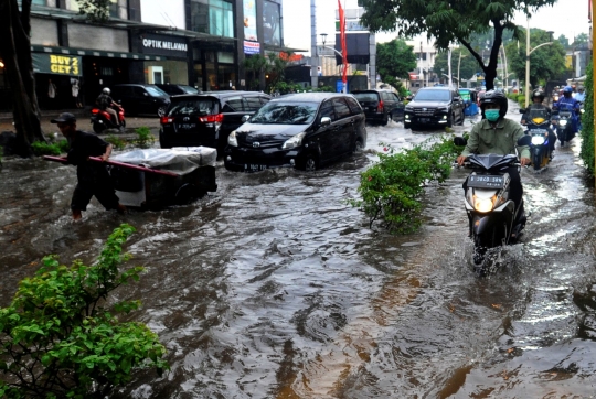 Dua Jam Diguyur Hujan Deras, Jalan Raya Kemang Kembali Banjir