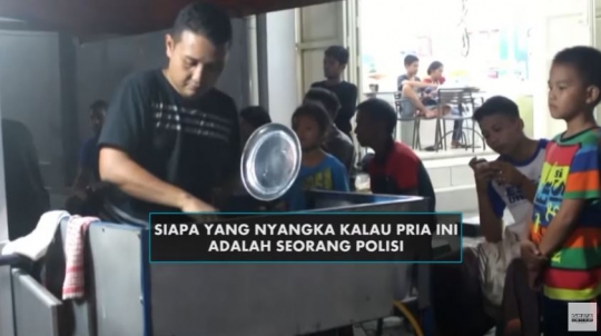 Ganteng dan Gagah, Begini Potret Polisi Berjualan Martabak Ramai Pembeli