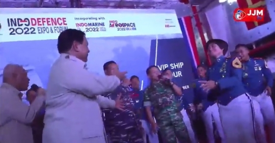 Enjoy, Prabowo Goyang Bareng Taruna Akmil saat Kasad & Kasal Nyanyi 'Ojo Dibandingke'