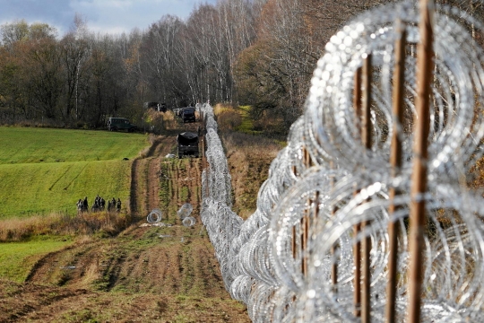 Mencegah Arus Ilegal, Polandia Bangun Pagar Berduri di Perbatasan dengan Rusia