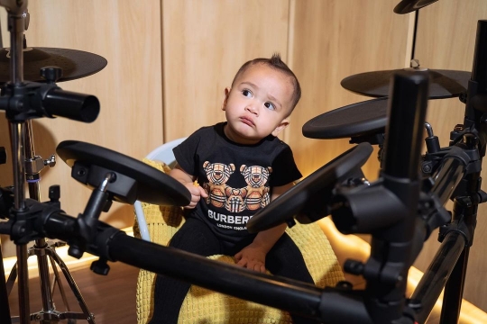 Deretan Foto Rayyanza 'Cipung' Belajar Main Drum, Rambut Dijambul Ala Rocker