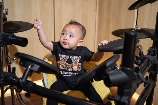 Deretan Foto Rayyanza 'Cipung' Belajar Main Drum, Rambut Dijambul Ala Rocker