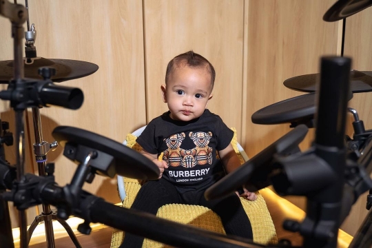 Deretan Foto Rayyanza 'Cipung' Belajar Main Drum, Rambut Dijambul Ala Rocker