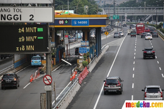 Pengendara melakukan transaksi pembayaran di gerbang Tol Semanggi, Jakarta, Sabtu (5/11/2022). Pemerintah berencana mengimplementasikan pembayaran tol 'nirsentuh' mulai Desember 2022. 