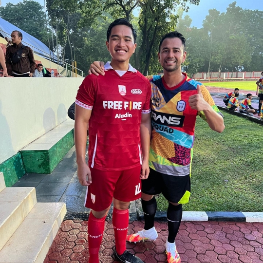 Momen Keseruan Raffi Ahmad Main Bola Bareng Kaesang, Erina Gudono Temani Calon Suami