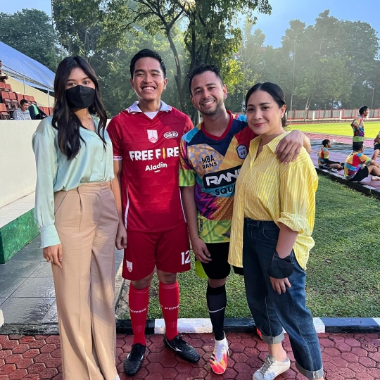 Momen Keseruan Raffi Ahmad Main Bola Bareng Kaesang, Erina Gudono Temani Calon Suami