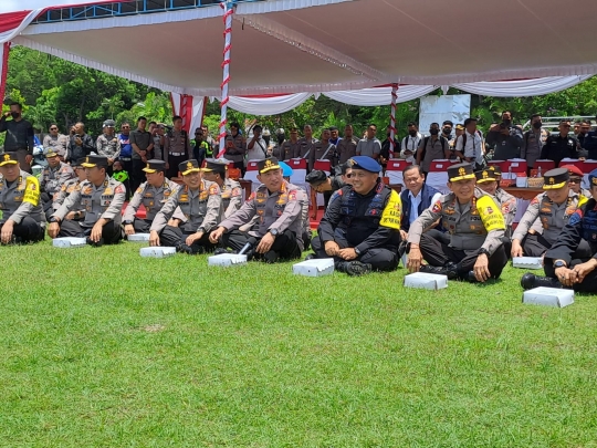 Momen Keakraban Kapolri Sigit dengan Para Anggota hingga Lesehan Makan Bareng