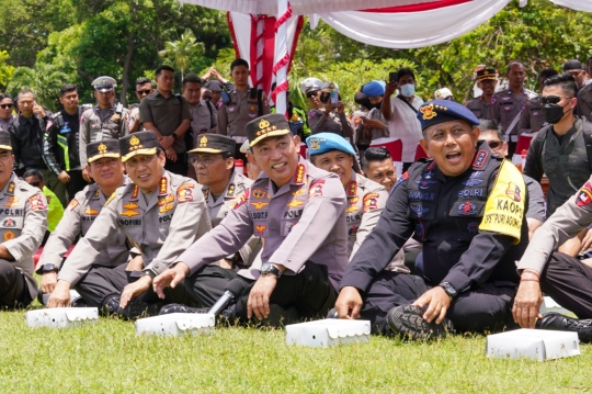 Momen Keakraban Kapolri Sigit dengan Para Anggota hingga Lesehan Makan Bareng