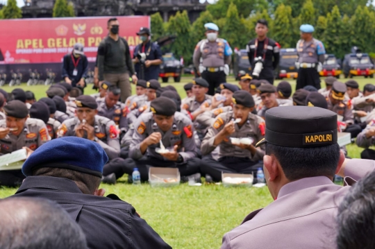 Momen Keakraban Kapolri Sigit dengan Para Anggota hingga Lesehan Makan Bareng