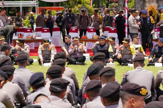 Momen Keakraban Kapolri Sigit dengan Para Anggota hingga Lesehan Makan Bareng