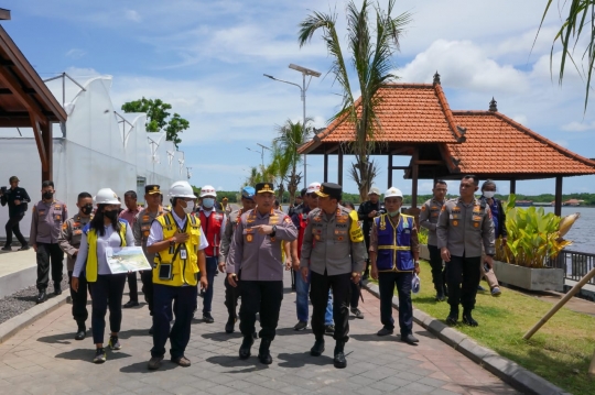 Momen Keakraban Kapolri Sigit dengan Para Anggota hingga Lesehan Makan Bareng