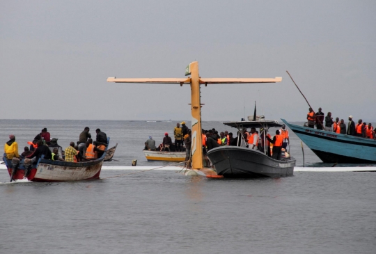 Terbang Tak Stabil, Pesawat 39 Penumpang Jatuh di Danau Victoria