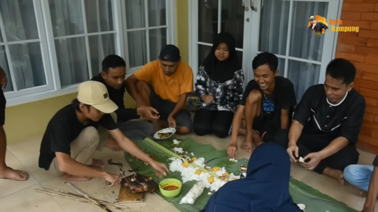 Keseruan Ayah Lesti Kejora di Kampung Halaman, Bikin Ayam Bakakak & Nasi Liwet