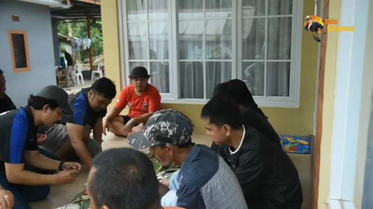 Keseruan Ayah Lesti Kejora di Kampung Halaman, Bikin Ayam Bakakak & Nasi Liwet