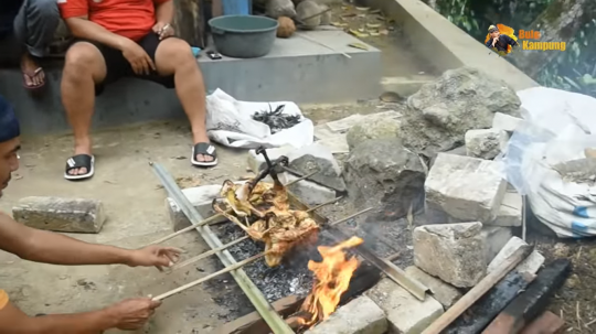 Keseruan Ayah Lesti Kejora di Kampung Halaman, Bikin Ayam Bakakak & Nasi Liwet