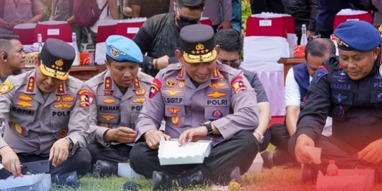 Potret Kapolri Jenderal Listyo Lesehan Santap Nasi Kotak Didampingi Perwira Tinggi