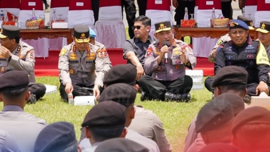 Potret Kapolri Jenderal Listyo Lesehan Santap Nasi Kotak Didampingi Perwira Tinggi