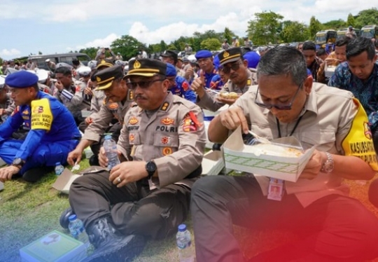 Potret Kapolri Jenderal Listyo Lesehan Santap Nasi Kotak Didampingi Perwira Tinggi