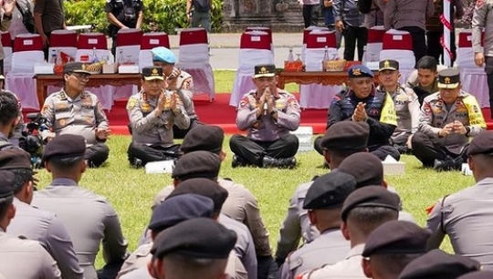 Potret Kapolri Jenderal Listyo Lesehan Santap Nasi Kotak Didampingi Perwira Tinggi