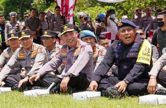 Potret Kapolri Jenderal Listyo Lesehan Santap Nasi Kotak Didampingi Perwira Tinggi