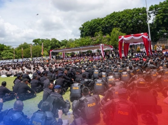Potret Kapolri Jenderal Listyo Lesehan Santap Nasi Kotak Didampingi Perwira Tinggi