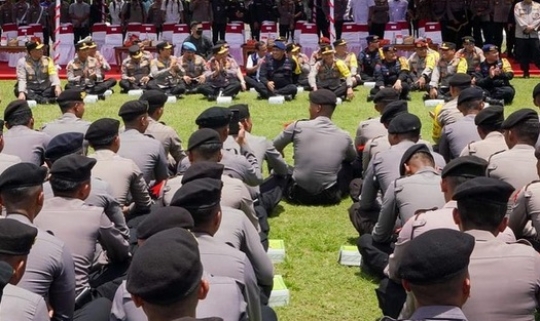 Potret Kapolri Jenderal Listyo Lesehan Santap Nasi Kotak Didampingi Perwira Tinggi