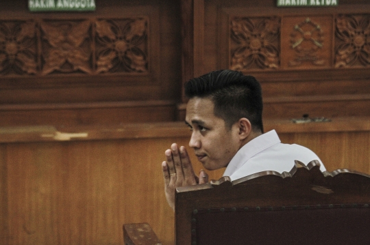 Momen Perdana Bharada E Tatap Muka dengan Bripka RR dan Kuat Ma'ruf di Sidang