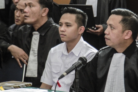 Momen Perdana Bharada E Tatap Muka dengan Bripka RR dan Kuat Ma'ruf di Sidang