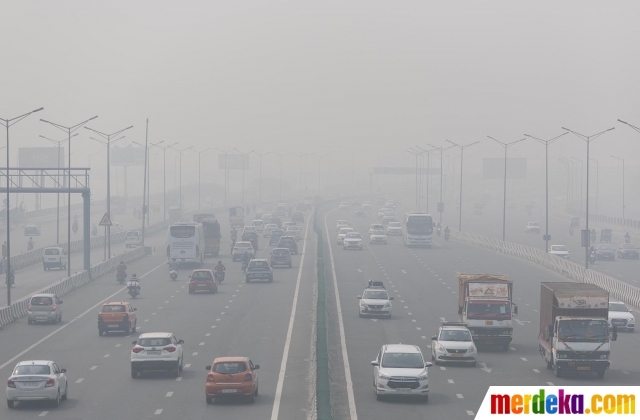 Ini adalah pemandangan polusi udara yang menyelimuti New Delhi, India, pada 3 November 2022. Pada Jumat (4/11) lalu, Indeks Kualitas Udara (AQI) di New Delhi mencapai angka 400, masuk dalam kategori 