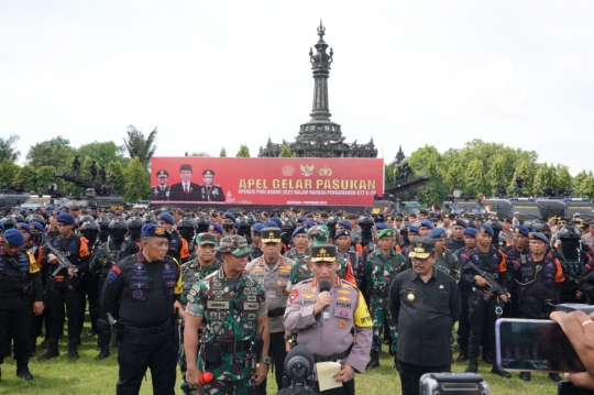 Gagah Banget, Duet Kapolri Sigit & Jenderal Andika Pegang Tongkat Komando Cek Pasukan