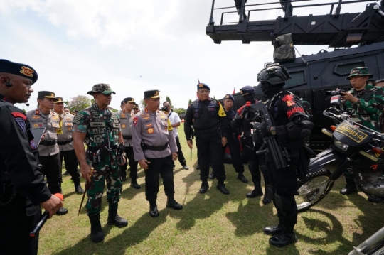 Gagah Banget, Duet Kapolri Sigit & Jenderal Andika Pegang Tongkat Komando Cek Pasukan