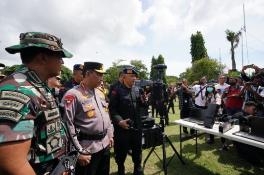 Gagah Banget, Duet Kapolri Sigit & Jenderal Andika Pegang Tongkat Komando Cek Pasukan