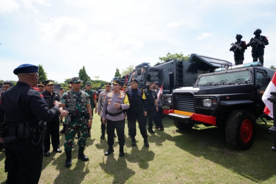 Gagah Banget, Duet Kapolri Sigit & Jenderal Andika Pegang Tongkat Komando Cek Pasukan