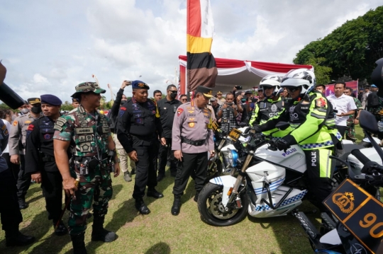 Gagah Banget, Duet Kapolri Sigit & Jenderal Andika Pegang Tongkat Komando Cek Pasukan