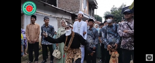 Menggunakan Adat Sunda, Pernikahan Desi Ratnasari Disambut dengan Meriah di Garut