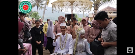 Menggunakan Adat Sunda, Pernikahan Desi Ratnasari Disambut dengan Meriah di Garut