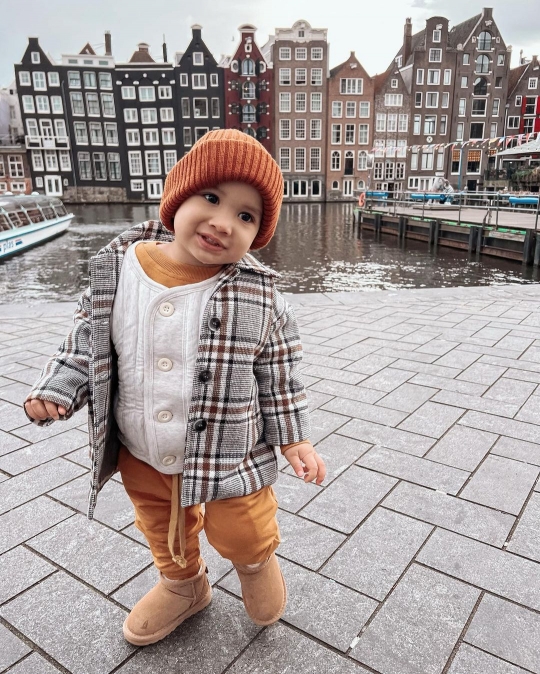 10 Potret Ukkasya Anak Zaskia Sungkar Liburan di Belanda, Gaya Gemesin Banget!