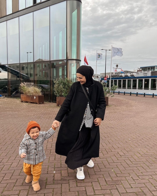 10 Potret Ukkasya Anak Zaskia Sungkar Liburan di Belanda, Gaya Gemesin Banget!