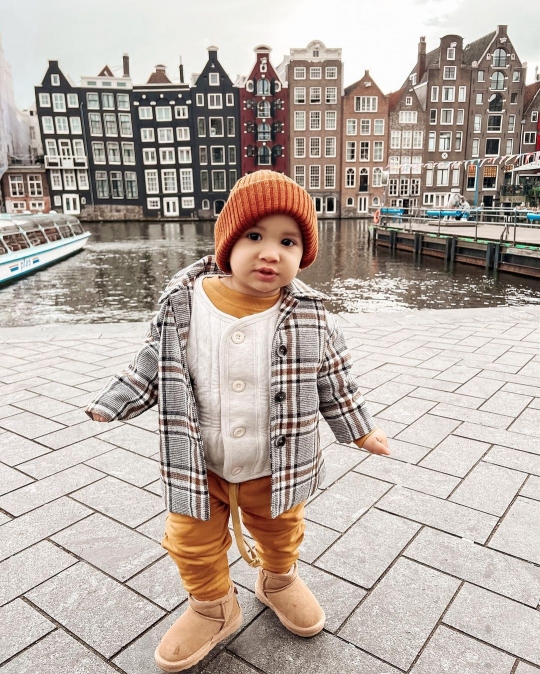10 Potret Ukkasya Anak Zaskia Sungkar Liburan di Belanda, Gaya Gemesin Banget!